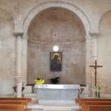 Ad esempio l�altare proviene da paesi lontani: lo intuiamo dal colore della pietra diverso da quella locale...